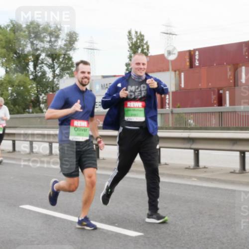 03.10.2025 - Köhlbrandbrückenlauf Matties Gatica Varas http://msf.ph/oto/9173784 03.10.2025 15:30:25 Position 3 8672, 8682 meine-sportfotos.de