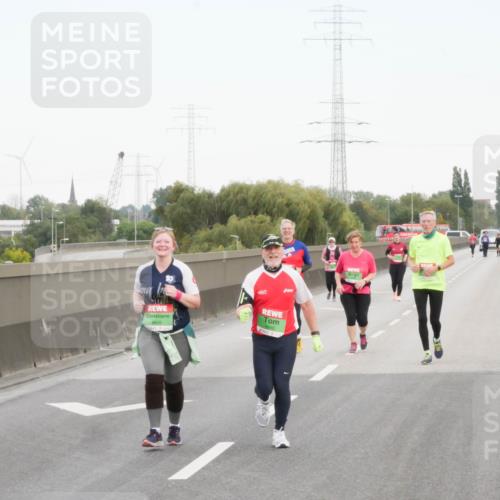03.10.2025 - Köhlbrandbrückenlauf Matties Gatica Varas http://msf.ph/oto/9173828 03.10.2025 15:31:22 Position 3 10, 8648, 8646 meine-sportfotos.de