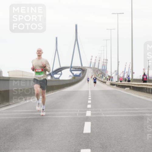 03.10.2025 - Köhlbrandbrückenlauf Matties Gatica Varas http://msf.ph/oto/9173915 03.10.2025 15:33:53 Position 3  meine-sportfotos.de