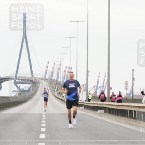 03.10.2025 - Köhlbrandbrückenlauf Matties Gatica Varas http://msf.ph/oto/9173926 03.10.2025 15:34:07 Position 3  meine-sportfotos.de