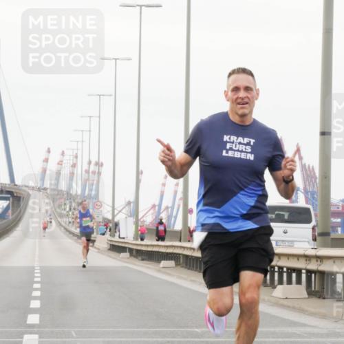 03.10.2025 - Köhlbrandbrückenlauf Matties Gatica Varas http://msf.ph/oto/9173933 03.10.2025 15:34:11 Position 3 12, 1, 3195 meine-sportfotos.de