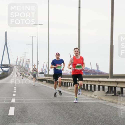 03.10.2025 - Köhlbrandbrückenlauf Matties Gatica Varas http://msf.ph/oto/9173966 03.10.2025 15:35:01 Position 3  meine-sportfotos.de