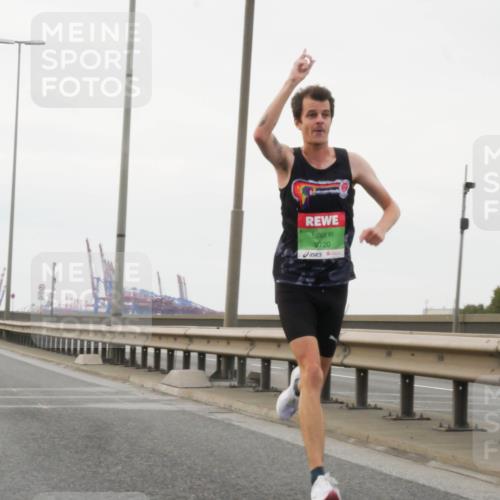 03.10.2025 - Köhlbrandbrückenlauf Matties Gatica Varas http://msf.ph/oto/9173970 03.10.2025 15:35:09 Position 3 9720 meine-sportfotos.de