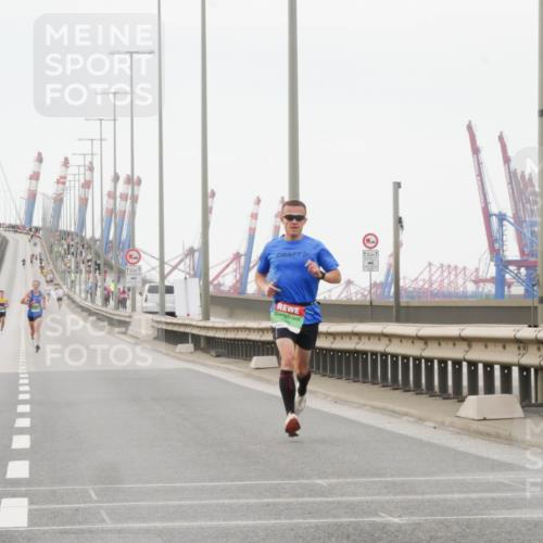 03.10.2025 - Köhlbrandbrückenlauf Matties Gatica Varas http://msf.ph/oto/9174004 03.10.2025 15:35:45 Position 3  meine-sportfotos.de