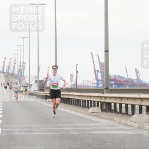 03.10.2025 - Köhlbrandbrückenlauf Matties Gatica Varas http://msf.ph/oto/9174044 03.10.2025 15:36:49 Position 3  meine-sportfotos.de