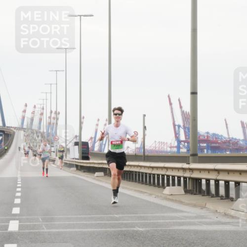 03.10.2025 - Köhlbrandbrückenlauf Matties Gatica Varas http://msf.ph/oto/9174045 03.10.2025 15:36:50 Position 3 12, 1 meine-sportfotos.de