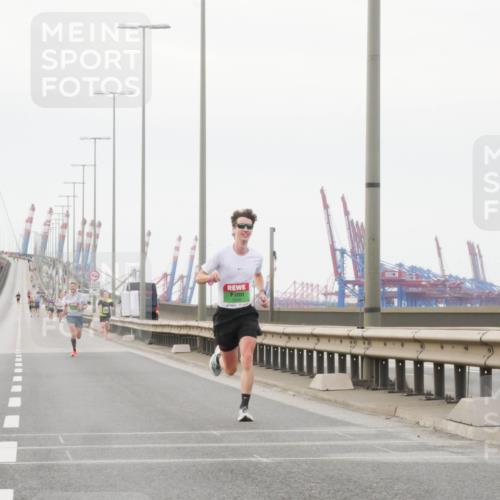 03.10.2025 - Köhlbrandbrückenlauf Matties Gatica Varas http://msf.ph/oto/9174046 03.10.2025 15:36:50 Position 3  meine-sportfotos.de