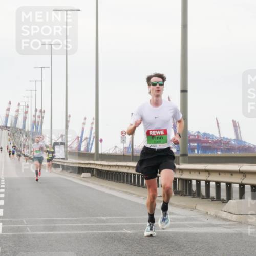 03.10.2025 - Köhlbrandbrückenlauf Matties Gatica Varas http://msf.ph/oto/9174050 03.10.2025 15:36:52 Position 3 7009 meine-sportfotos.de