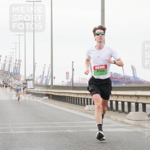 03.10.2025 - Köhlbrandbrückenlauf Matties Gatica Varas http://msf.ph/oto/9174051 03.10.2025 15:36:53 Position 3 7009 meine-sportfotos.de