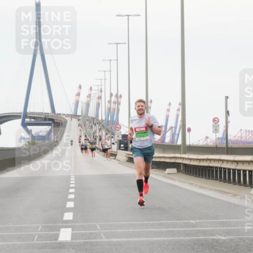 03.10.2025 - Köhlbrandbrückenlauf Matties Gatica Varas http://msf.ph/oto/9174055 03.10.2025 15:36:58 Position 3 7011, 12, 1 meine-sportfotos.de