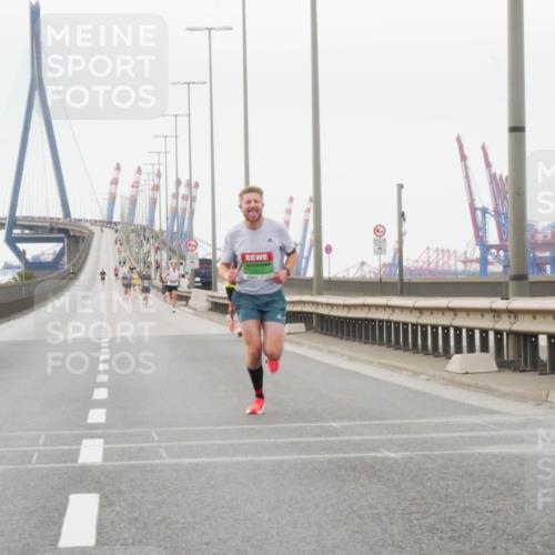 03.10.2025 - Köhlbrandbrückenlauf Matties Gatica Varas http://msf.ph/oto/9174057 03.10.2025 15:36:59 Position 3  meine-sportfotos.de