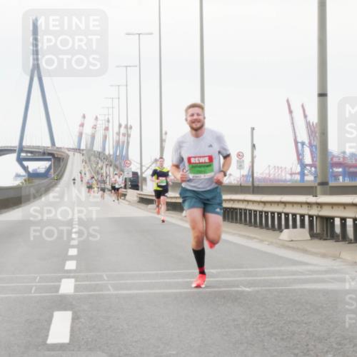03.10.2025 - Köhlbrandbrückenlauf Matties Gatica Varas http://msf.ph/oto/9174060 03.10.2025 15:37:01 Position 3  meine-sportfotos.de