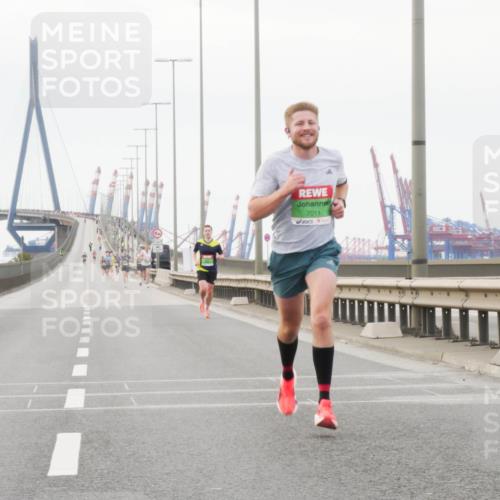 03.10.2025 - Köhlbrandbrückenlauf Matties Gatica Varas http://msf.ph/oto/9174061 03.10.2025 15:37:01 Position 3 7011 meine-sportfotos.de