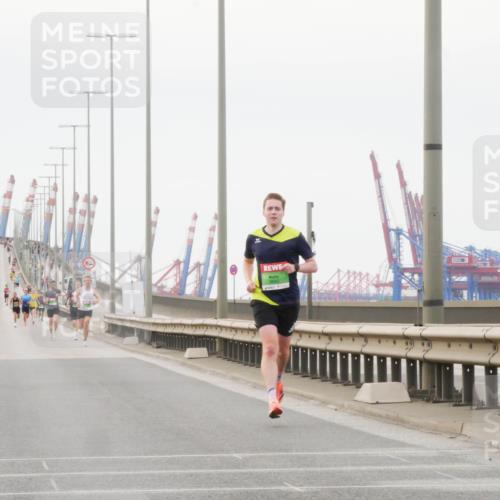 03.10.2025 - Köhlbrandbrückenlauf Matties Gatica Varas http://msf.ph/oto/9174064 03.10.2025 15:37:07 Position 3  meine-sportfotos.de