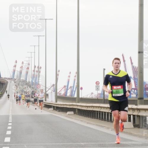 03.10.2025 - Köhlbrandbrückenlauf Matties Gatica Varas http://msf.ph/oto/9174067 03.10.2025 15:37:08 Position 3  meine-sportfotos.de