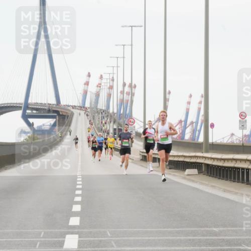 03.10.2025 - Köhlbrandbrückenlauf Matties Gatica Varas http://msf.ph/oto/9174073 03.10.2025 15:37:16 Position 3 2, 1, 12, 1 meine-sportfotos.de