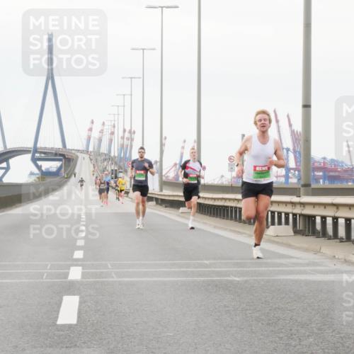 03.10.2025 - Köhlbrandbrückenlauf Matties Gatica Varas http://msf.ph/oto/9174088 03.10.2025 15:37:24 Position 3  meine-sportfotos.de