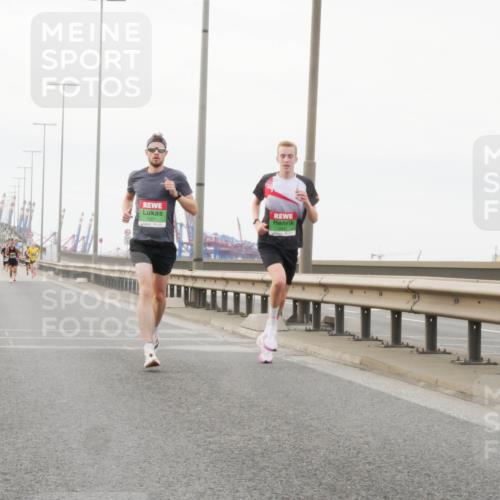 03.10.2025 - Köhlbrandbrückenlauf Matties Gatica Varas http://msf.ph/oto/9174097 03.10.2025 15:37:31 Position 3 7021 meine-sportfotos.de