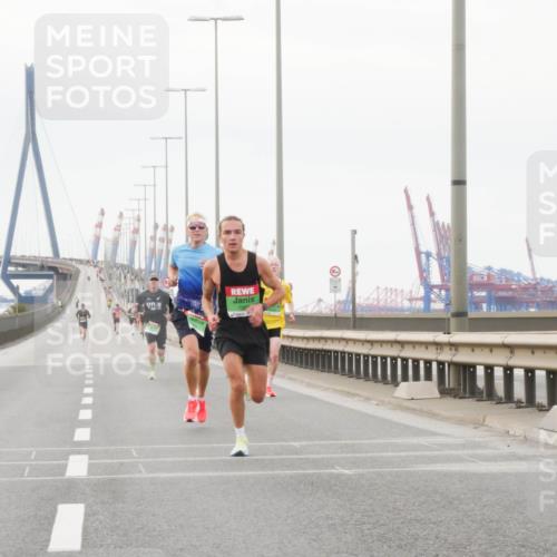 03.10.2025 - Köhlbrandbrückenlauf Matties Gatica Varas http://msf.ph/oto/9174104 03.10.2025 15:37:42 Position 3  meine-sportfotos.de