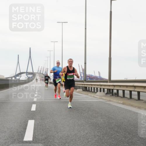 03.10.2025 - Köhlbrandbrückenlauf Matties Gatica Varas http://msf.ph/oto/9174108 03.10.2025 15:37:43 Position 3  meine-sportfotos.de