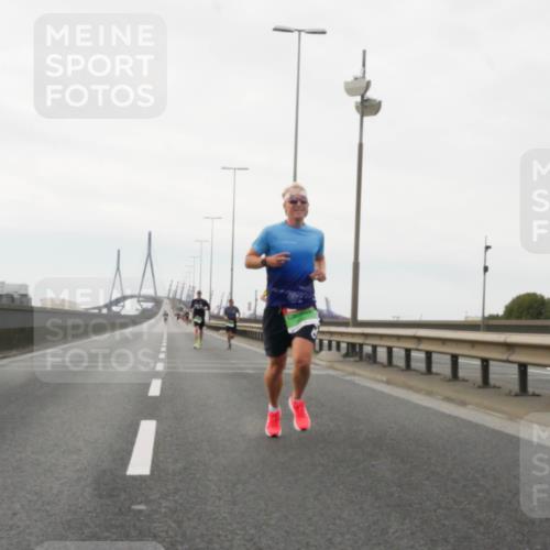 03.10.2025 - Köhlbrandbrückenlauf Matties Gatica Varas http://msf.ph/oto/9174114 03.10.2025 15:37:46 Position 3  meine-sportfotos.de