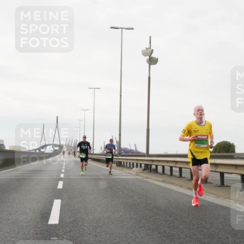 03.10.2025 - Köhlbrandbrückenlauf Matties Gatica Varas http://msf.ph/oto/9174120 03.10.2025 15:37:49 Position 3  meine-sportfotos.de