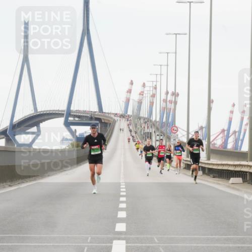03.10.2025 - Köhlbrandbrückenlauf Matties Gatica Varas http://msf.ph/oto/9174132 03.10.2025 15:37:59 Position 3  meine-sportfotos.de