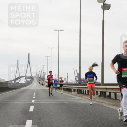 03.10.2025 - Köhlbrandbrückenlauf Matties Gatica Varas http://msf.ph/oto/9174159 03.10.2025 15:38:19 Position 3 9742 meine-sportfotos.de