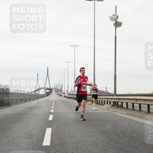 03.10.2025 - Köhlbrandbrückenlauf Matties Gatica Varas http://msf.ph/oto/9174167 03.10.2025 15:38:23 Position 3  meine-sportfotos.de