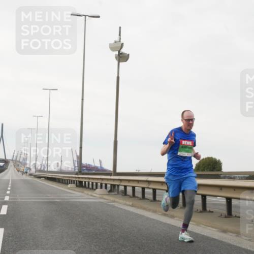 03.10.2025 - Köhlbrandbrückenlauf Matties Gatica Varas http://msf.ph/oto/9174178 03.10.2025 15:38:29 Position 3  meine-sportfotos.de