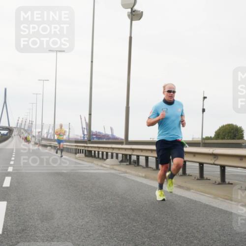 03.10.2025 - Köhlbrandbrückenlauf Matties Gatica Varas http://msf.ph/oto/9174191 03.10.2025 15:38:48 Position 3  meine-sportfotos.de