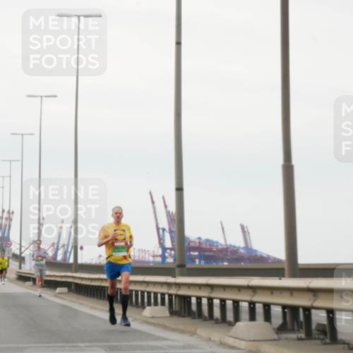03.10.2025 - Köhlbrandbrückenlauf Matties Gatica Varas http://msf.ph/oto/9174194 03.10.2025 15:38:49 Position 3  meine-sportfotos.de