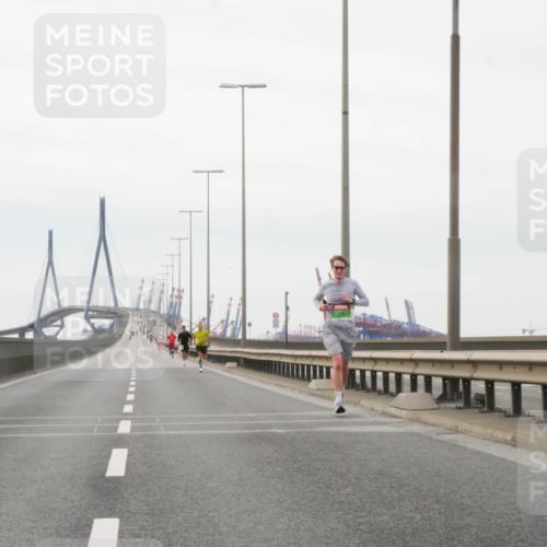 03.10.2025 - Köhlbrandbrückenlauf Matties Gatica Varas http://msf.ph/oto/9174206 03.10.2025 15:38:59 Position 3  meine-sportfotos.de