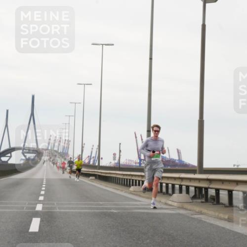 03.10.2025 - Köhlbrandbrückenlauf Matties Gatica Varas http://msf.ph/oto/9174207 03.10.2025 15:38:59 Position 3  meine-sportfotos.de