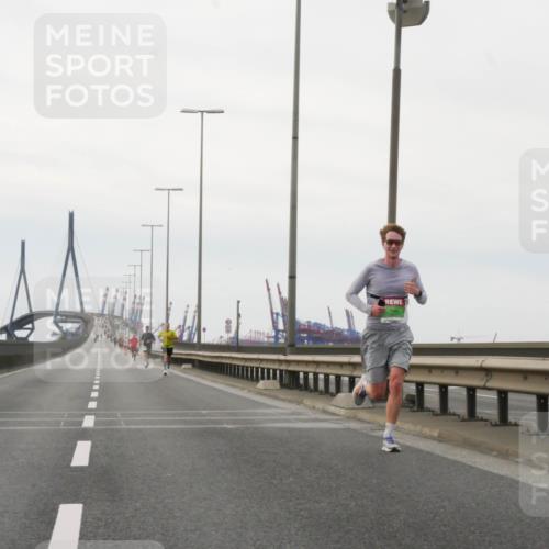 03.10.2025 - Köhlbrandbrückenlauf Matties Gatica Varas http://msf.ph/oto/9174210 03.10.2025 15:39:01 Position 3  meine-sportfotos.de