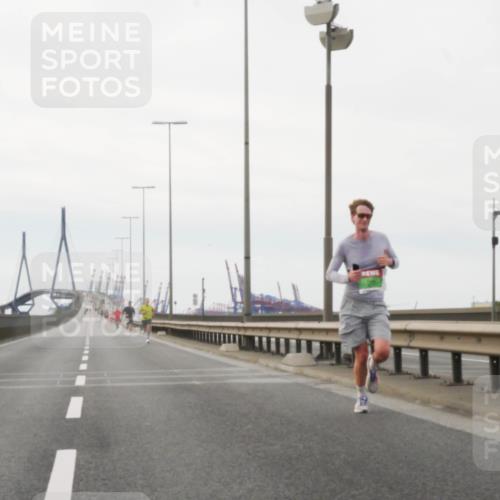 03.10.2025 - Köhlbrandbrückenlauf Matties Gatica Varas http://msf.ph/oto/9174211 03.10.2025 15:39:01 Position 3  meine-sportfotos.de