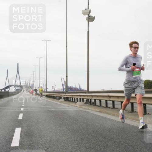 03.10.2025 - Köhlbrandbrückenlauf Matties Gatica Varas http://msf.ph/oto/9174213 03.10.2025 15:39:02 Position 3  meine-sportfotos.de