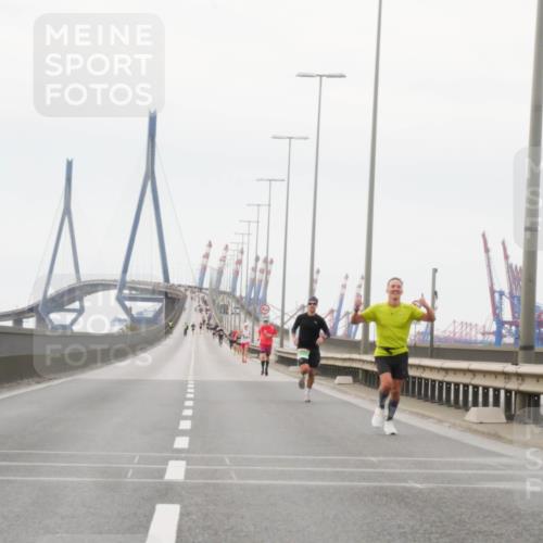 03.10.2025 - Köhlbrandbrückenlauf Matties Gatica Varas http://msf.ph/oto/9174218 03.10.2025 15:39:06 Position 3  meine-sportfotos.de