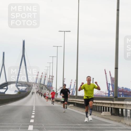 03.10.2025 - Köhlbrandbrückenlauf Matties Gatica Varas http://msf.ph/oto/9174220 03.10.2025 15:39:07 Position 3  meine-sportfotos.de