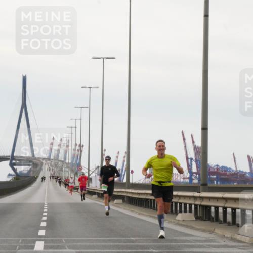 03.10.2025 - Köhlbrandbrückenlauf Matties Gatica Varas http://msf.ph/oto/9174221 03.10.2025 15:39:07 Position 3  meine-sportfotos.de