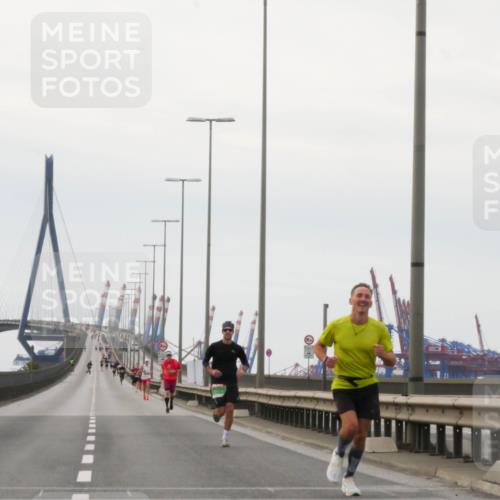 03.10.2025 - Köhlbrandbrückenlauf Matties Gatica Varas http://msf.ph/oto/9174222 03.10.2025 15:39:08 Position 3  meine-sportfotos.de