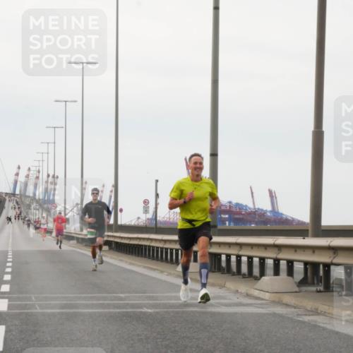 03.10.2025 - Köhlbrandbrückenlauf Matties Gatica Varas http://msf.ph/oto/9174223 03.10.2025 15:39:08 Position 3  meine-sportfotos.de