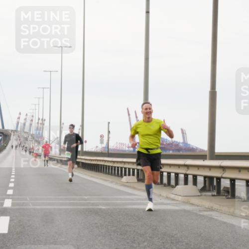03.10.2025 - Köhlbrandbrückenlauf Matties Gatica Varas http://msf.ph/oto/9174224 03.10.2025 15:39:09 Position 3  meine-sportfotos.de