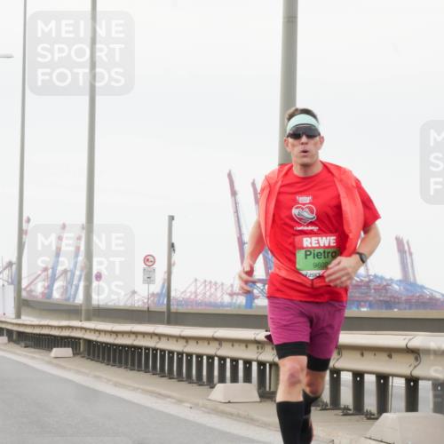03.10.2025 - Köhlbrandbrückenlauf Matties Gatica Varas http://msf.ph/oto/9174247 03.10.2025 15:39:23 Position 3 12, 1, 9602 meine-sportfotos.de