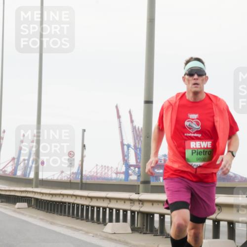 03.10.2025 - Köhlbrandbrückenlauf Matties Gatica Varas http://msf.ph/oto/9174248 03.10.2025 15:39:23 Position 3 9602 meine-sportfotos.de