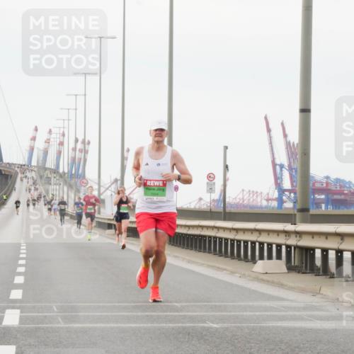 03.10.2025 - Köhlbrandbrückenlauf Matties Gatica Varas http://msf.ph/oto/9174252 03.10.2025 15:39:30 Position 3 12, 1, 7054 meine-sportfotos.de