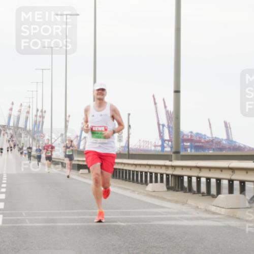 03.10.2025 - Köhlbrandbrückenlauf Matties Gatica Varas http://msf.ph/oto/9174254 03.10.2025 15:39:31 Position 3  meine-sportfotos.de