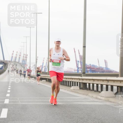 03.10.2025 - Köhlbrandbrückenlauf Matties Gatica Varas http://msf.ph/oto/9174255 03.10.2025 15:39:31 Position 3 7054 meine-sportfotos.de