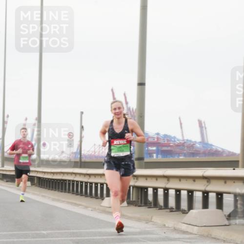 03.10.2025 - Köhlbrandbrückenlauf Matties Gatica Varas http://msf.ph/oto/9174264 03.10.2025 15:39:39 Position 3  meine-sportfotos.de