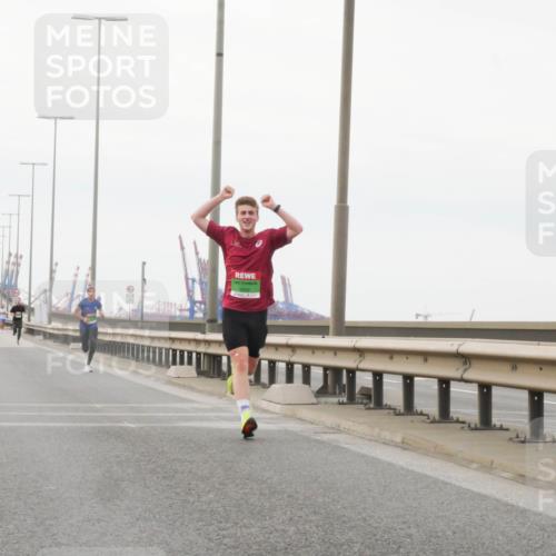 03.10.2025 - Köhlbrandbrückenlauf Matties Gatica Varas http://msf.ph/oto/9174267 03.10.2025 15:39:45 Position 3  meine-sportfotos.de